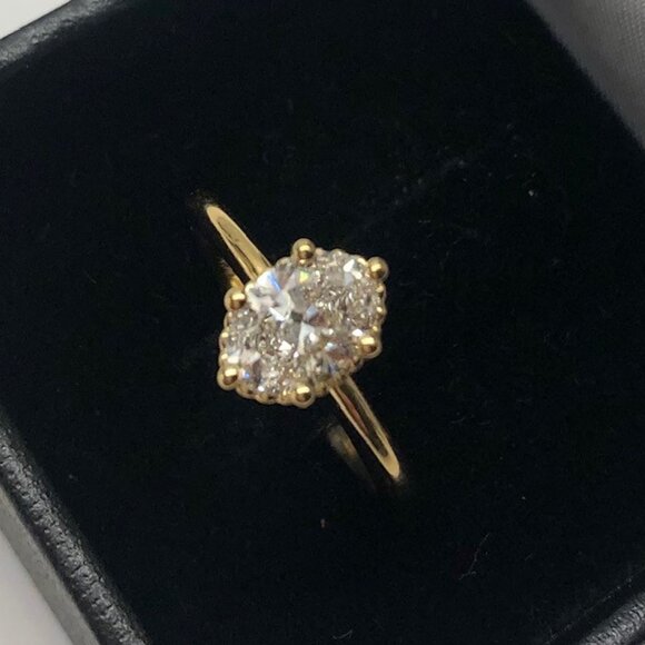 18K Oval LG Diamond Ring - Picture 2 of 3